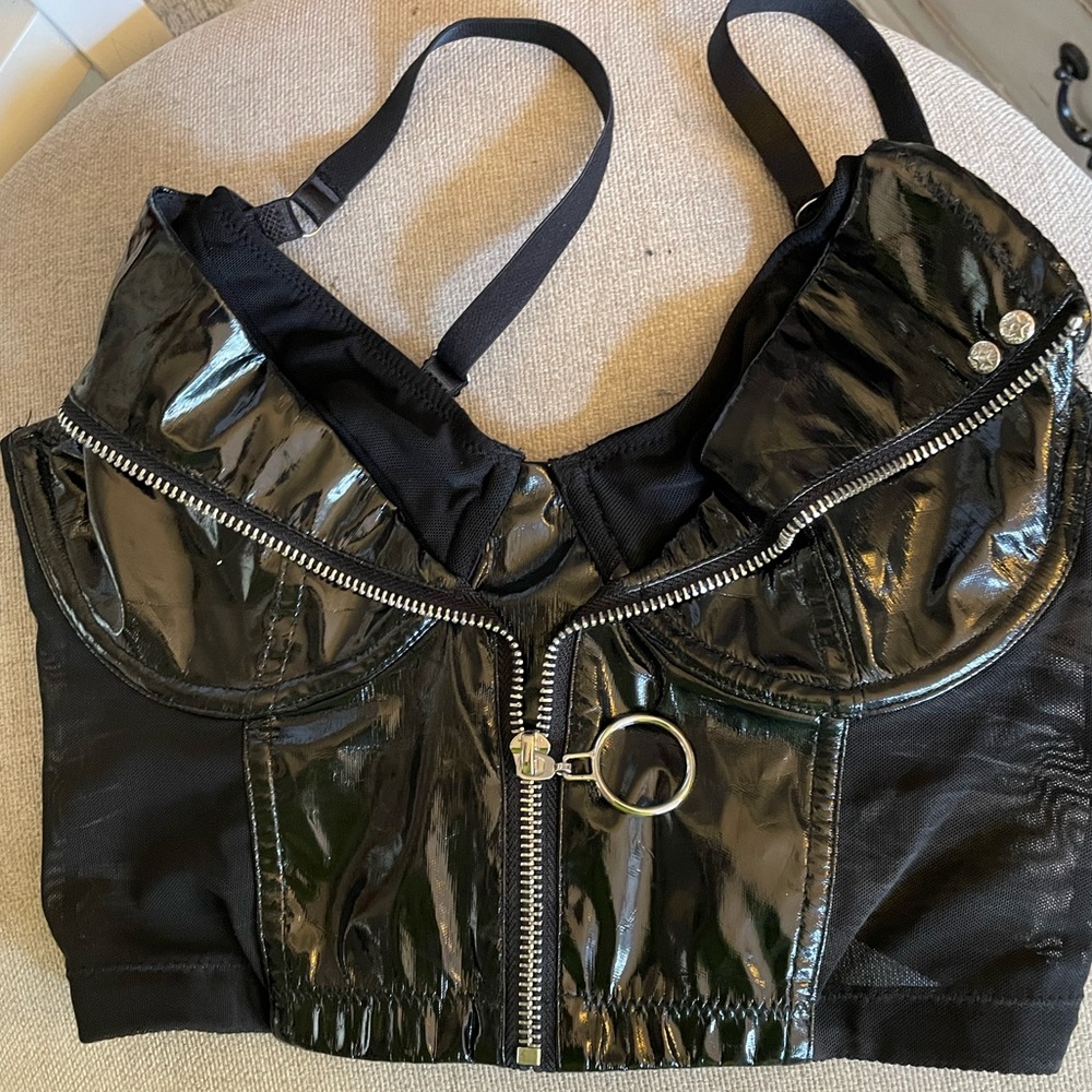 Size m crop top black super cute